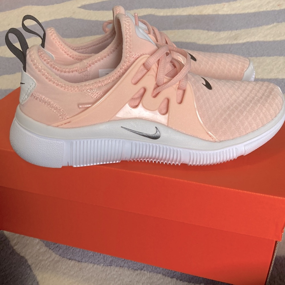 🚫🚫-SOLD-🚫🚫 Nike Alcame Women’s Running Shoes Washed Coral Size 7 Like New